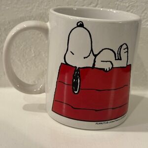 Peanuts Snoopy Sleeping in Dog House Mug United Feature Syndicate Inc Coffee Cup